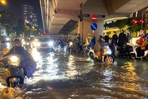 With too much rainfall this year, Hanoi continuously experiences urban flooding in May and June