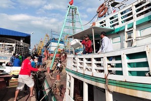 Fishermen in Ba Ria – Vung Tau Province are transporting essential commodities onto their boats for offshore fishing trips. 