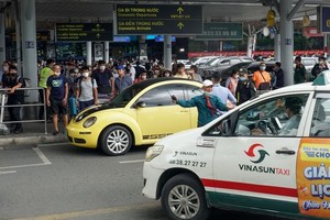 Waiting for a taxi at TSN Airport on August 8 (Photo: SGGP)