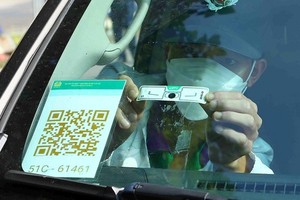 ETC service providers begin to charge VND120,000 for the card installation process. (Photo: SGGP)