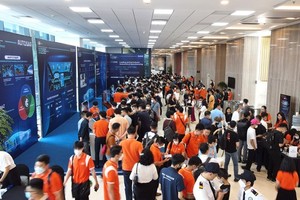 Many technology lovers participated in the automotive technology day, recently held by FPT Software. (Photo: SGGP)