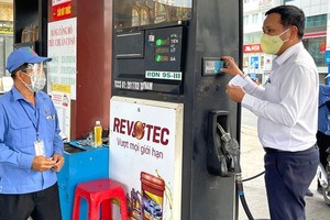 Fuel prices have been continuously adjusted lately. (Photo: SGGP)