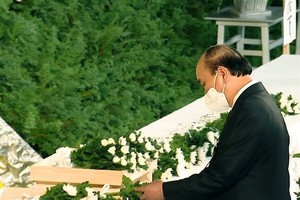 Vietnamese President Nguyen Xuan Phuc laid a floral tribute for former Japanese Prime Minister Shinzo Abe during the State funeral held in Tokyo on Tuesday. — VNA/VNS Photo Thong Nhat