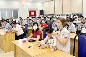 Residents in District 1 are expressing their opinions in the community meeting with the local authorities. (Photo: SGGP)