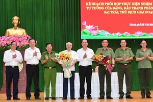 The agreement signing ceremony for the task of protecting the Party's ideological foundation and fighting against false and hostile views. (Photo: SGGP)