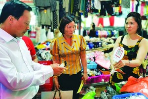 Cashless payment via digital applications is popular in Dai Tu Shopping Center in Thai Nguyen Province. (Photo: SGGP)