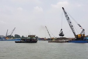 Sand transportation via barges in Tan Chau Town of An Giang Province. (Photo: SGGP)