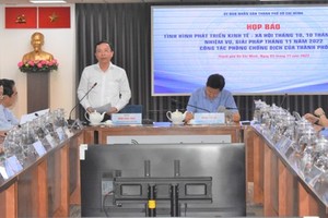 Chief-of-Office Dang Quoc Toan of HCMC People’s Committee summarized the general socio-economic status of the city 