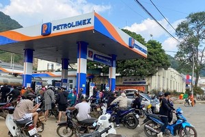 People are waiting to buy petrol at a gas station in Moc Chau District of Son La Province