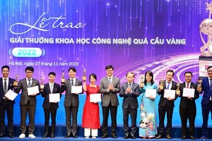 Deputy Head of the Party Central Committee's Commission of Mass Mobilization Pham Tat Thang and First Secretary of the Ho Chi Minh Communist Youth Union Central Committee Bui Quang Huy are giving the Golden Globe Science and Technology Awards 2022 to winn
