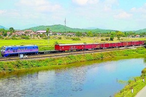 The railway possesses great advantages in transporting passengers and cargoes. (Photo: SGGP)