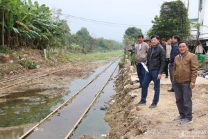 Checking the status of railway corridor encroachment around Nghia Dan Station (Photo: Nghe An Newspaper)