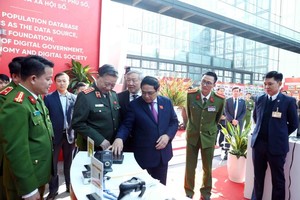 Prime Minister Pham Minh Chinh and conference participants are learning about utility applications for Project 06. 