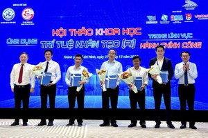 Vice Chairman of HCMC People’s Committee Duong Anh Duc and Director Lam Dinh Thang of the municipal Department of Information and Communications are delivering flowers to conference participants