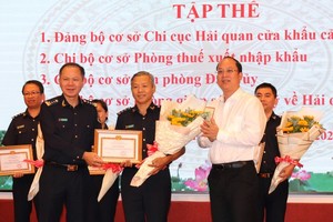 Deputy Secretary of the HCMC Party Committee Nguyen Ho Hai is delivering awards to outstanding organizations and individuals of the year