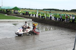 Farmers in the Mekong Delta are learning new techniques to implement machines in farming activities