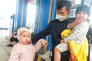 Nguyen Suu and his family are waiting for the coach to Dong Nai Province. 
