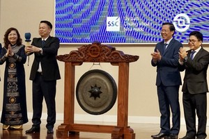 Chairman of HCMC People’s Committee Phan Van Mai is attending the gong beating ceremony to formally open the first stock exchange session for the new Lunar year. (Photo: SGGP)