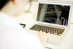 Investors need to research information on trading floors and investment methods before depositing their money