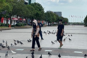 Citizens are advised to wear protective clothes against hot weather when going out