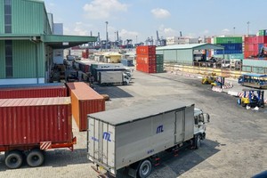 Imported and exported goods at a storehouse in Cat Lai Port (Ho Chi Minh City). (Photo: SGGP)