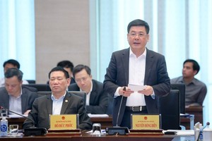 Minister of Industry and Trade Nguyen Hong Dien is presenting his speech