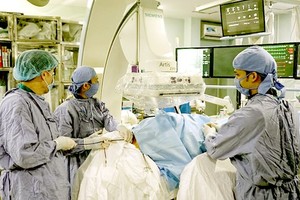 Doctors of Gia Dinh People’s Hospital are performing a surgery 
