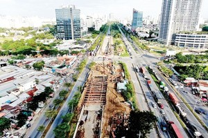 Construction of the underground tunnel at Nguyen Huu Tho – Nguyen Van Linh Intersection in District 7. (Photo: SGGP)