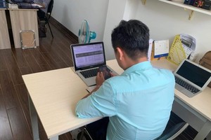 A victim of scamming is reporting the case to SGGP Newspaper in March 2023. (Photo: SGGP)