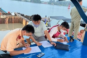 The waterway traffic police are making a violation report to vehicles breaking the law in HCMC