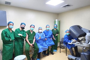 Doctor Nguyen Phu Huu (third from the left) and his Filipino colleagues in Chinese General Hospital and Medical Center.