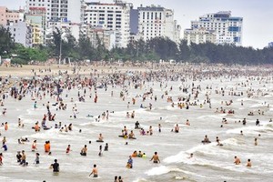 Tourists were enjoying their time on Sam Son beach (Thanh Hoa Province) yesterday (Photo: SGGP)
