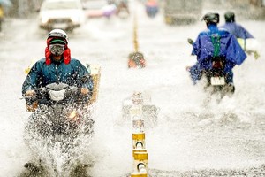 Heavy rain causes flooding on Nguyen Van Khoi Street in Go Vap District (Photo: SGGP)