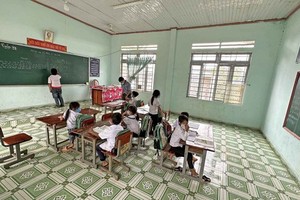As the number of pupils is so low, children of different classes in Hamlet 4 site of Phuoc Cat 2 Primary School are put to learn in one classroom (Photo: SGGP)