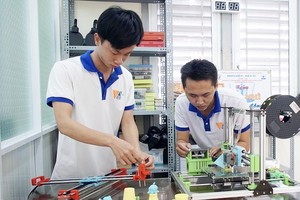 Students of Saigon University (HCMC) are developing a 3D printer (Photo: SGGP)