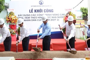 Leaders of District 12 are performing the rituals to start construction work on Alley No.52 of Vuon Lai Street