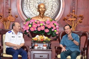 Secretary of HCMC Party’s Committee Nguyen Van Nen and Deputy Secretary of Vietnam Coast Guard Party’s Committee Le Quang Dao in the meeting (Photo: SGGP)