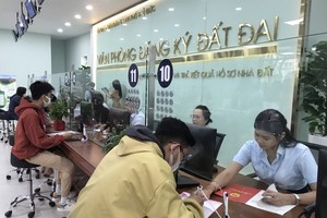 Citizens are carrying out administrative procedures in Thu Duc City Land Registration Office