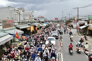 A lack of inter-provincial traffic connection leads to serious congestion at Cat Lai Ferry Station (linking Thu Duc City of HCMC and Nhon Trach District of Dong Nai Province) (Photo: SGGP)