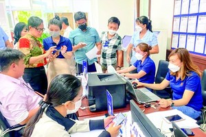 Citizens are registering for a CA at Phu Nhuan District People’s Committee