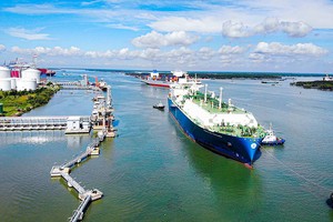 Maran Gas Achilles ship is approaching Thi Vai LNG Terminal