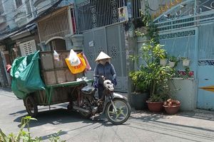 Many waste collection and transportation vehicles in HCMC are simply built, easily polluting the environment
