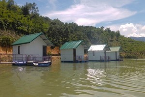 A series of homestay houses have been built without permission on the hydroelectric lake