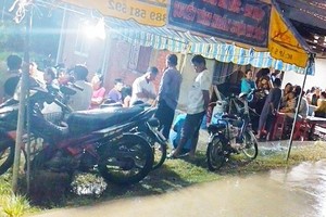 Local residents are creating a temporary station to stop waste trucks from entering An Hiep Landfill