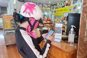 Paying via a QR code helps to reduce time and minimizes personal information leaks (Photo: SGGP)