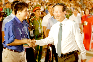 State President Vo Van Thuong is attending the art show ‘Stories Told by Rivers’ in the framework of the 1st HCMC River Festival 2023 last night (Photo: SGGP)