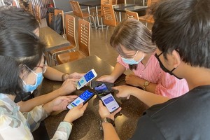 Only installing trusting apps is a good way for smart device owners to protect themselves from cyberattacks (Photo: SGGP)