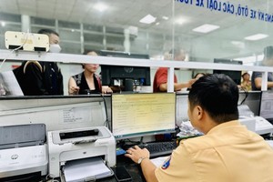 People flock to vehicle registration offices for owner’s name change procedure