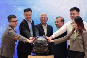 Vice Chairman of the HCMC People’s Department Vo Van Hoan and other delegates are launching the contest