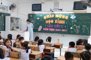 Pupils in Hong Ha Primary School (Binh Thanh District) on the first day at school yesterday